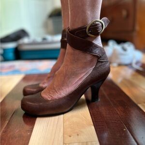 Brown leather Crown Vintage heels